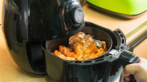 Read This Before Putting Chicken Wings In An Air Fryer