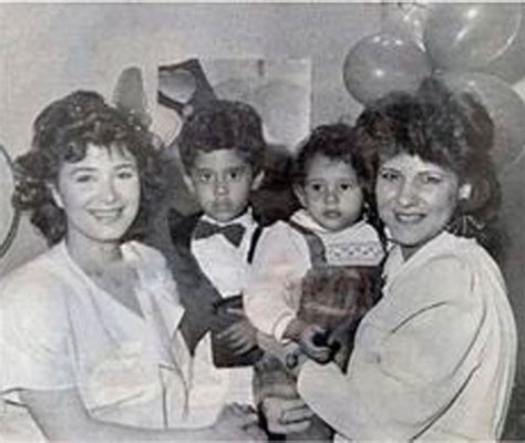 جولولي صورة نادرة لزوجة الفنان أحمد زكي وابنها بصحبة دلال عبدالعزيز