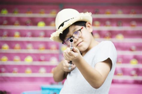 Azjatycka Chłopiec Szczęśliwa Bawić Się Lala Pistoletu Krótkopędu W