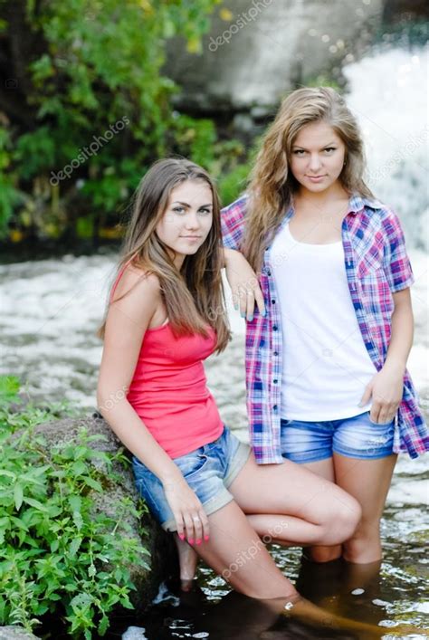 zwei teen girls und im sommer im freien in der nähe von wasserfall — stockfoto © rosipro 37122907