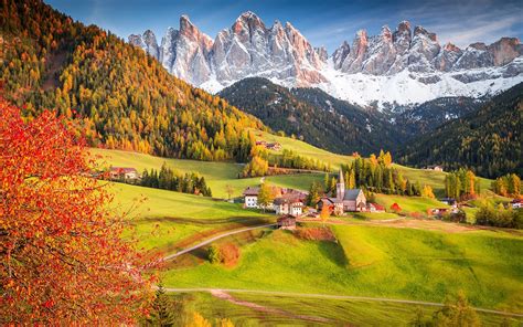alpen italien dorf haeuser baeume berge felder schoene landschaft  hd