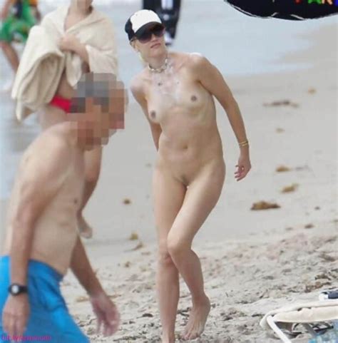 Gwen Stefani Nude On A Public Beach Nudeshots