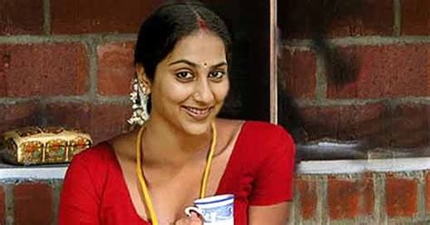 tamil actress navel and hot pics tamil serial actress gayathri waiting