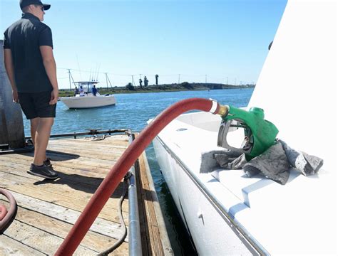 buying fuel   boat  tips  fueling