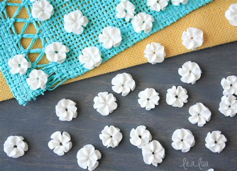 pipe royal icing ruffled flowers