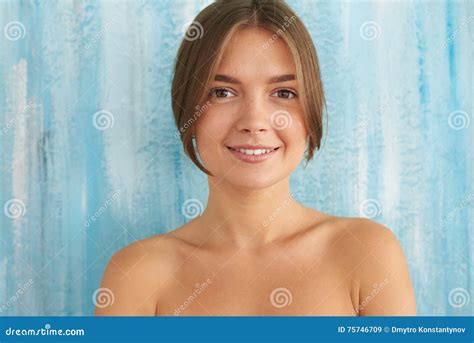 portrait dune fille nue avec le beau sourire  les cheveux peignes  image stock image du