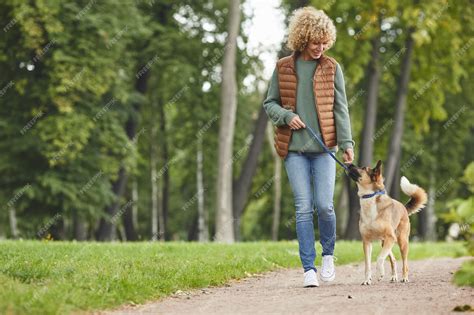 Mujer Joven Caminando Junto Con El Perro Pastor En El Parque Al Aire