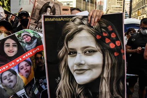 proteste iran frauen schneiden sich aus solidaritaet die haare ab