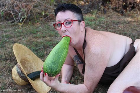 mary bitch fuck my pussy with vegetables gallery