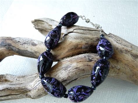 bracelet pierres en argile polymère tons violet et noir