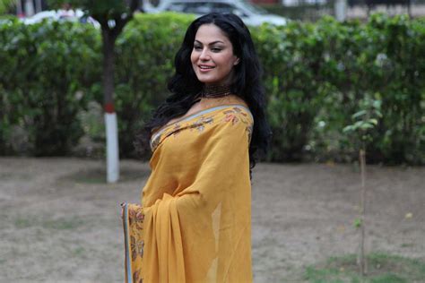 my country actress veena malik latest hot stills in saree