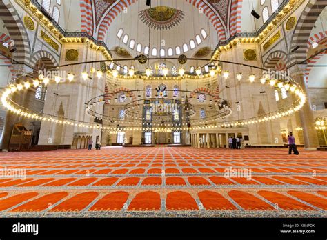 das innere der suleymaniye moschee  istanbul tuerkei erbaut von