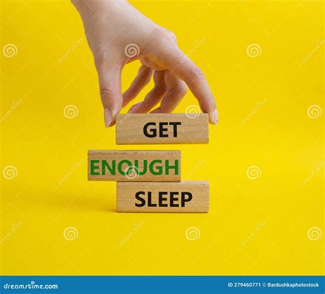 voldoende slaapsymbool houten blokken met woorden krijgen genoeg slaap mooie gele achtergrond