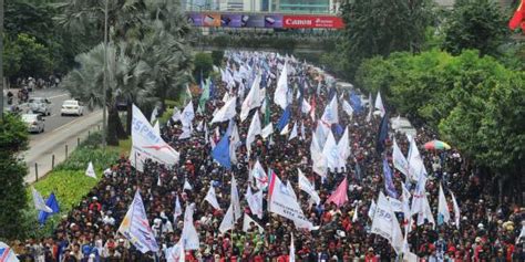 jakarta dikepung demo may day transjakarta tetap beroperasi