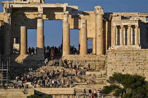 akropolis ilk kez kalabalik kontrol oenlemleri aliyor arkeofili