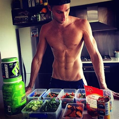 20 hot guys cooking who you wish were making your dinner