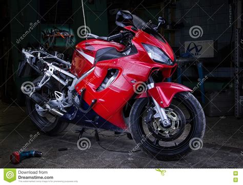 honda cbr stemmende motorfiets  van de  de rode fietsengarage redactionele stock