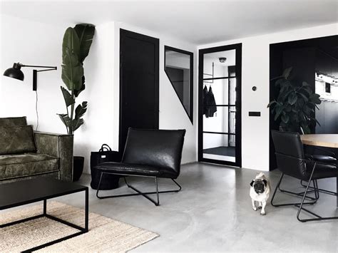 binnenkijken bij een compleet zwart wit interieur modern houses