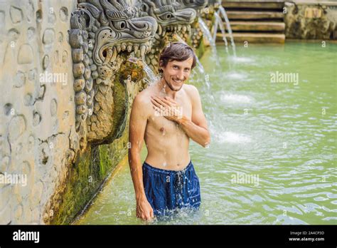 Joven En Hot Springs Banjar El Agua Termal Es Liberada