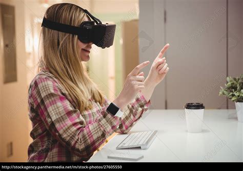 Weibliche Führungskraft Mit Virtual Reality Headset Stockfoto