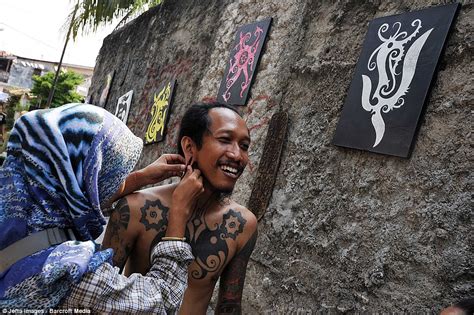 Skin And Bare It Tattoo Artist In Indonesia Shows Off Ink Craft To