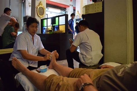 photo of wat pho thai traditional massage school massage