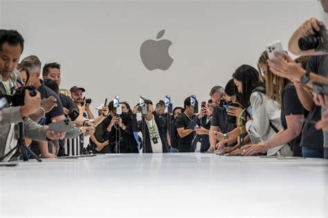 apples  iphone  series  mixed reaction   chinese consumers  hype