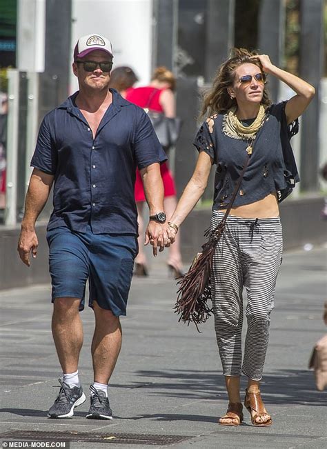 Luke Hemsworth And Ab Flashing Wife Samantha Pack On The Pda In