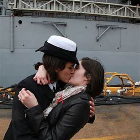 sailor kiss navy homecoming us navy women lesbians kissing