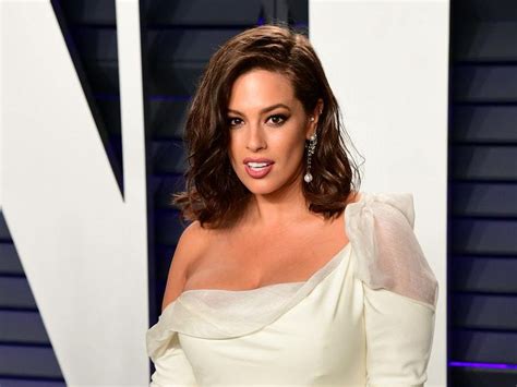 Ashley Graham Praised For Sharing Stretch Mark Photo Express And Star
