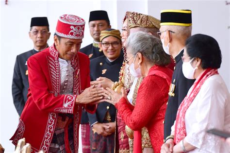 ragam baju adat harapan sejumlah menteri kabinet indonesia maju barometer