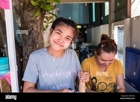 Zwei Junge Thai Mädchen Machen Papayasalat Chiang Mai Thailand