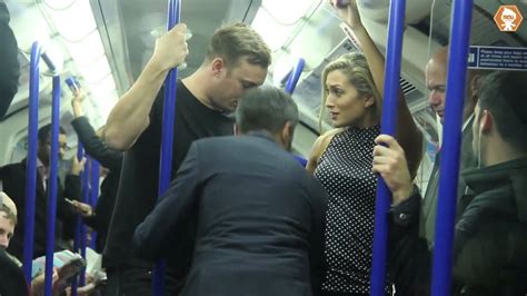 ‫كيف تصرف راكب عندما شاهد امرأة تتعرض للتحرش في المترو في لندن‬‎ youtube
