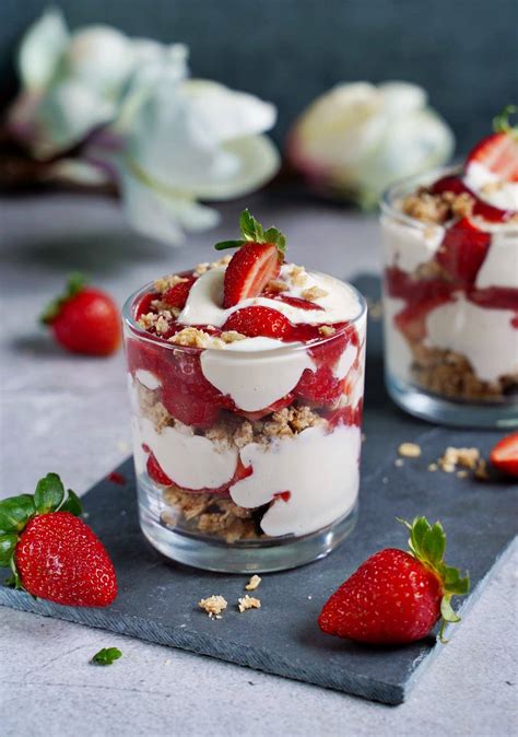 erdbeer dessert im glas schnell einfach elavegan