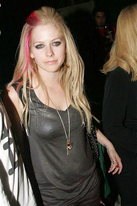 Pin By John Campbell On Beautiful Celebrities Avril Lavigne Bikini