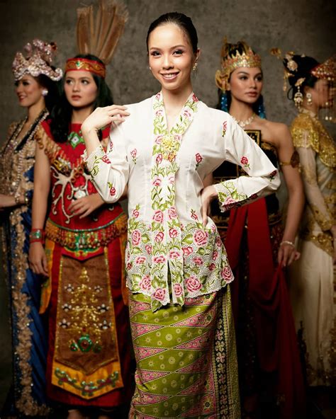 Foto 34 Baju Adat Indonesia Yang Dikenakan Oleh Finalis Puteri Indonesia