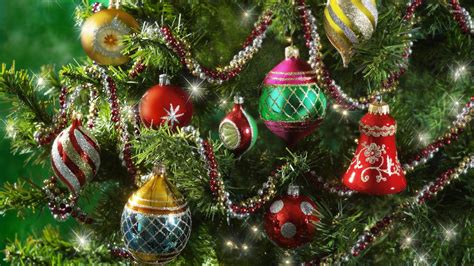 colorful baubles   sparkly christmas tree wallpaper holiday