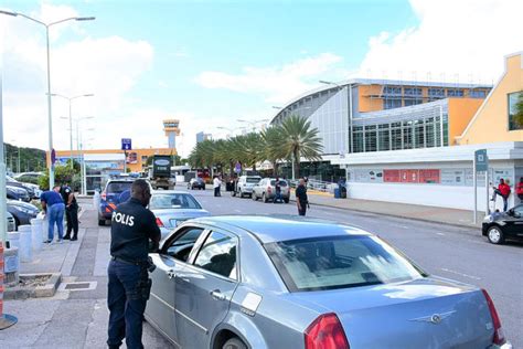 pbc politie en douane houden verkeerscontrole bij luchthaven hato knipselkrant curacao