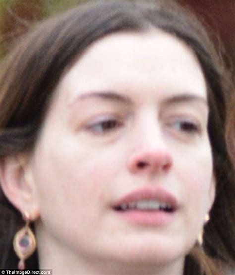 Anne Hathaway Is Bare Faced During Country Stroll Daily Mail Online