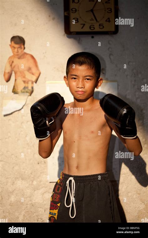 Junge Muay Thai Boxer Schlägt Eine Pose Im Sonnenuntergang