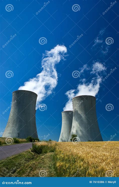 kerncentrale stock foto image  zaken plaats groen