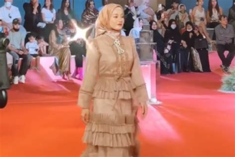Dinda Hauw Pakai High Heels 9 Cm Di Dubai Modest Fashion Week