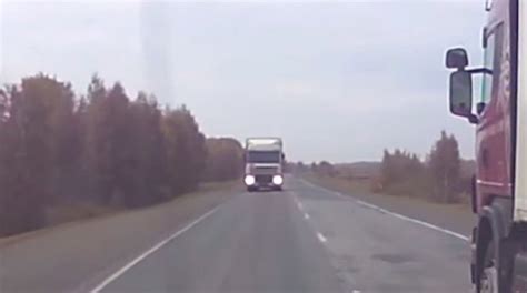 dashcam video this is why you shouldn t try to overtake a lorry