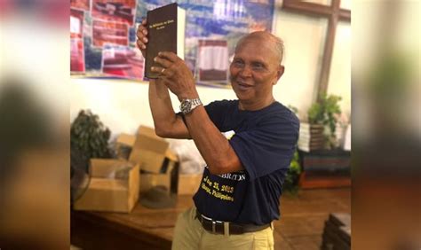 apos  anos aldeoes nas filipinas recebem biblia em seu idioma