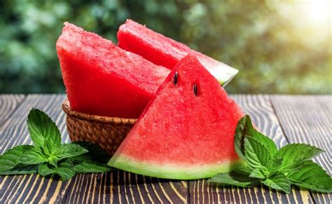 beneficios da melancia confira quais sao  aprenda receitas deliciosas