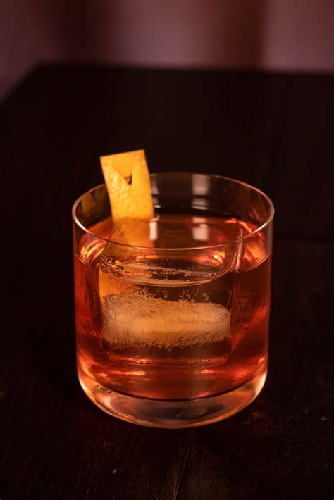 classics   fashioned  pour cocktails