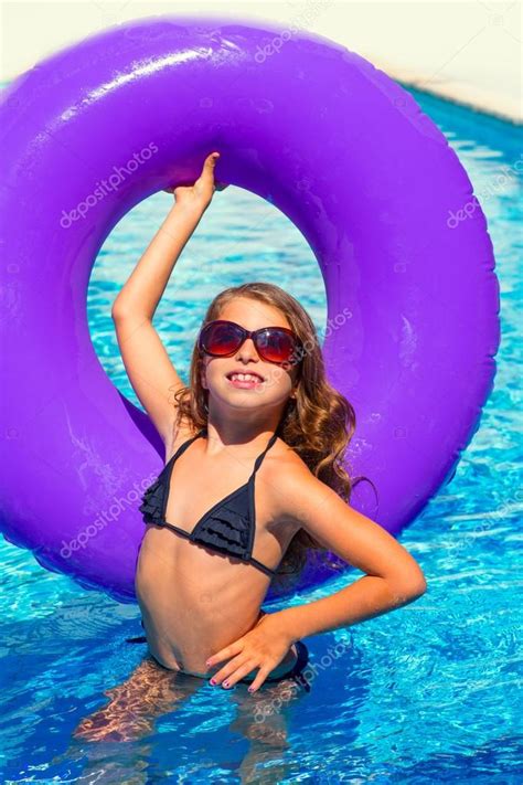 chica bikini con gafas de sol y piscina inflable anillo — foto de stock © tono balaguer 13835280