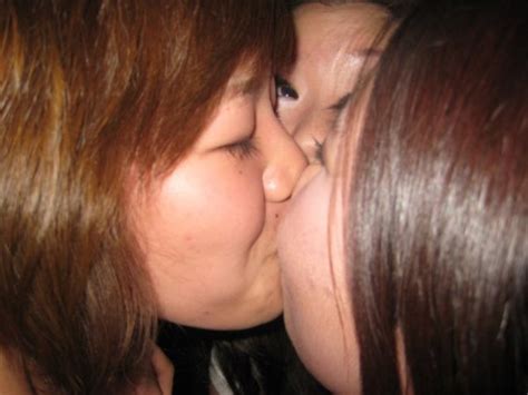 seattle s bewilderment at my chest and another tour of asian girls 3 way lesbian kiss photo