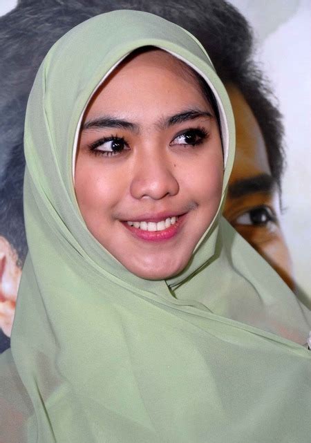 5 Artis Tercantik Di Indonesia Saat Memakai Jilbab Coba