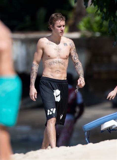 justin bieber con simbolo checked sui genitali e boxer